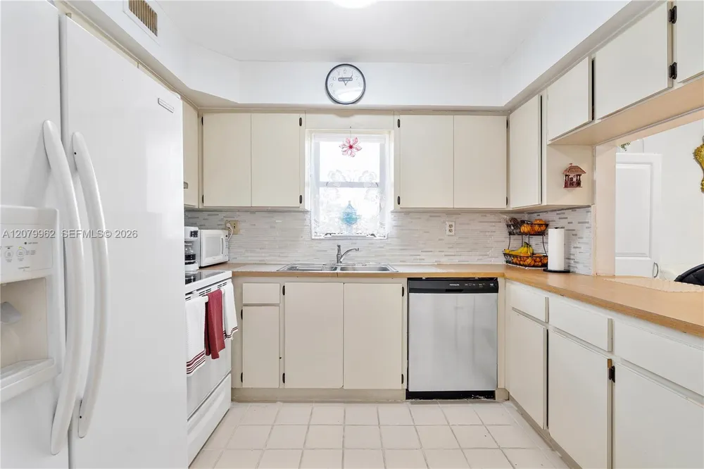 5825 W 25 Ct #212 Hialeah, FL 33016