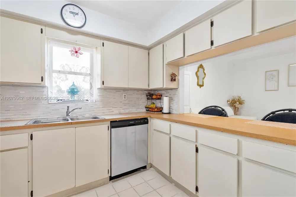 5825 W 25 Ct #212 Hialeah, FL 33016