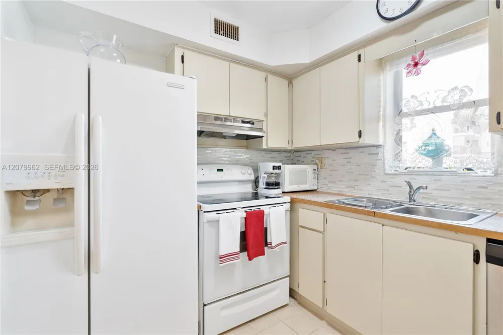 5825 W 25 Ct #212 Hialeah, FL 33016