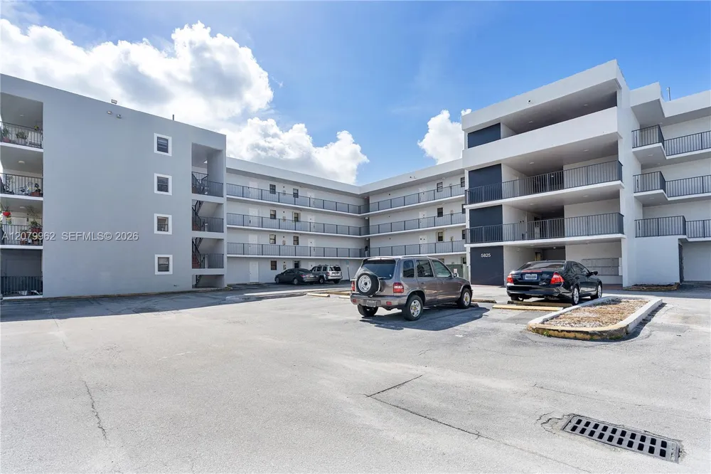 5825 W 25 Ct #212 Hialeah, FL 33016