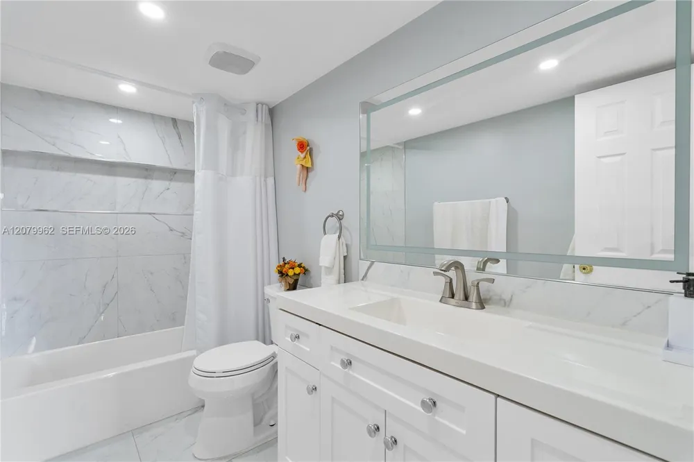 5825 W 25 Ct #212 Hialeah, FL 33016