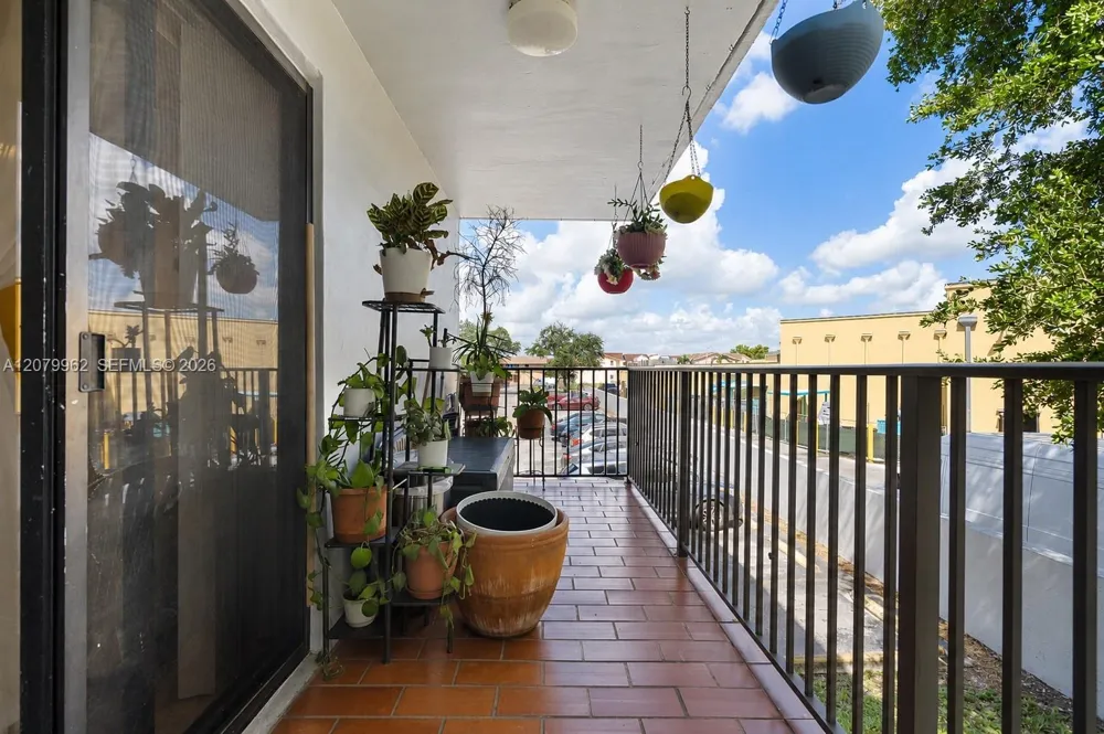 5825 W 25 Ct #212 Hialeah, FL 33016