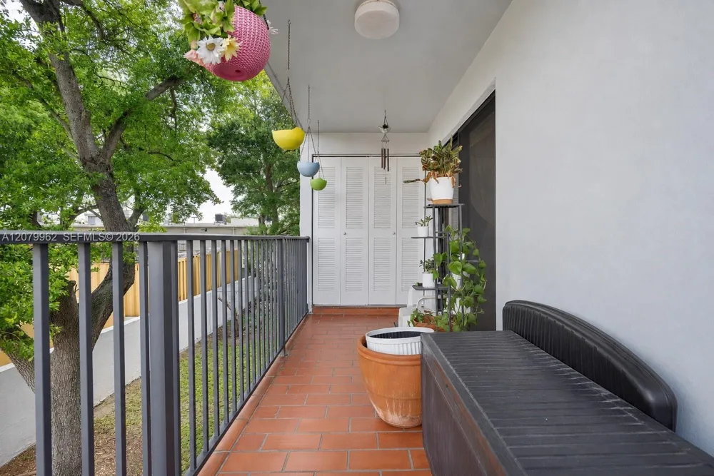 5825 W 25 Ct #212 Hialeah, FL 33016