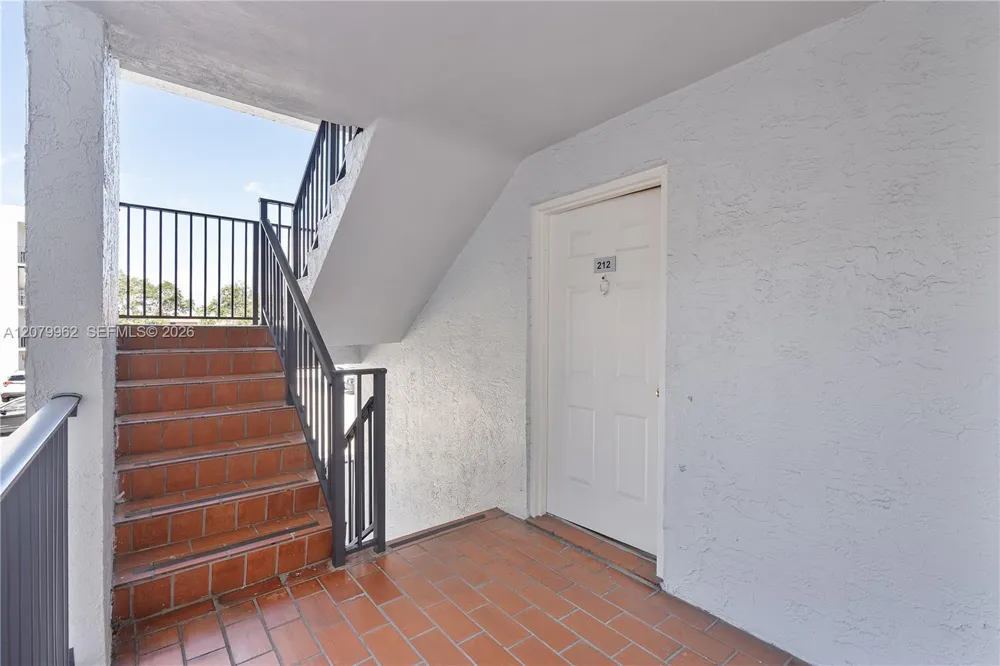 5825 W 25 Ct #212 Hialeah, FL 33016