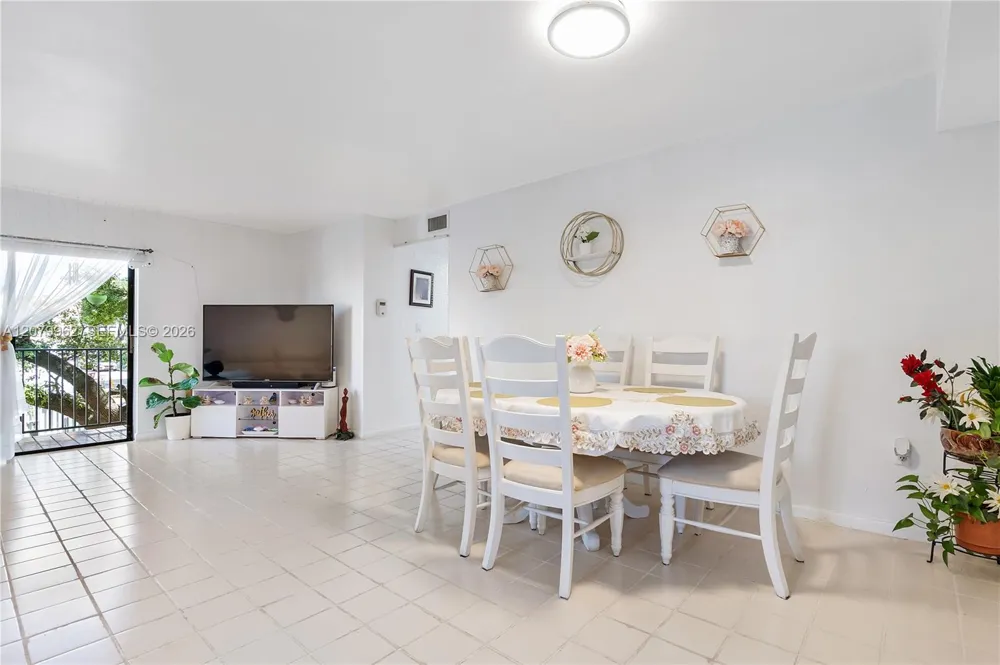 5825 W 25 Ct #212 Hialeah, FL 33016
