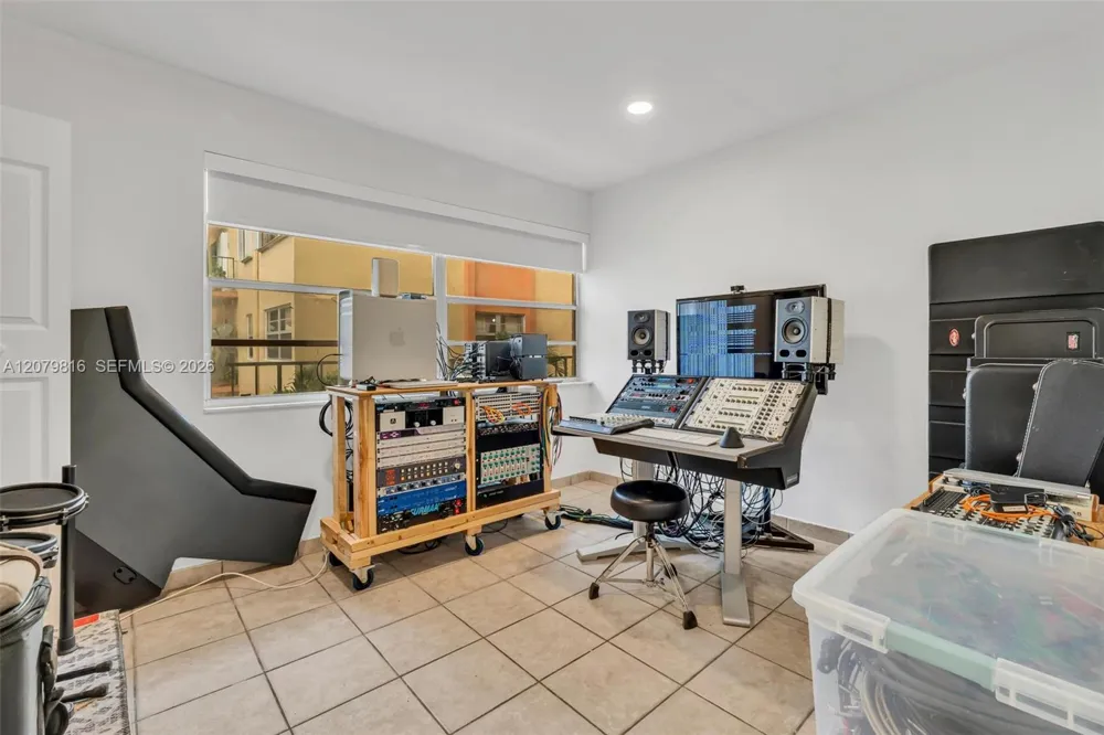 1975 W 44th Pl #A302 Hialeah, FL 33012