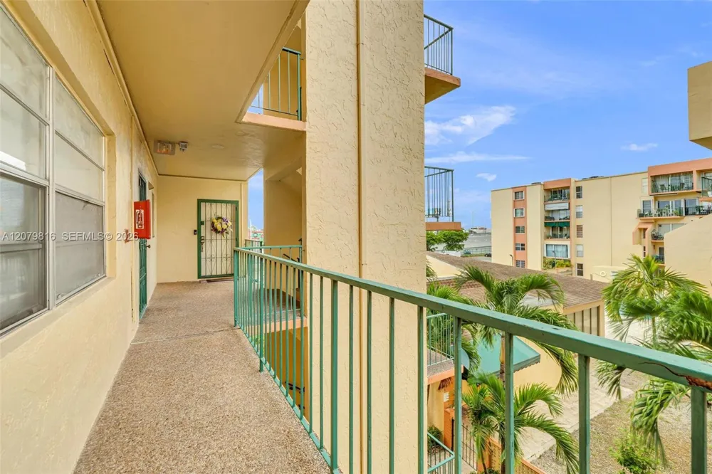 1975 W 44th Pl #A302 Hialeah, FL 33012