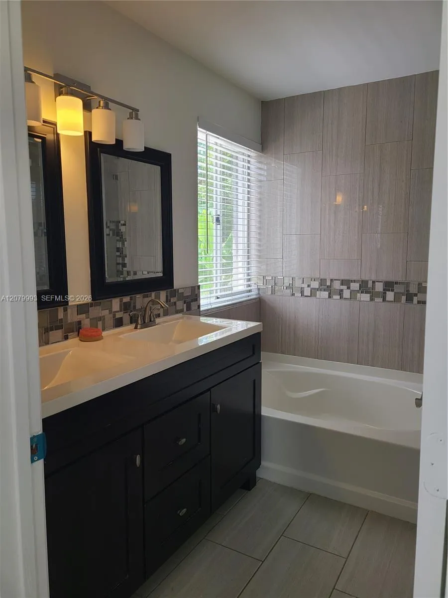 8820 SW 13th St Pembroke Pines, FL 33025