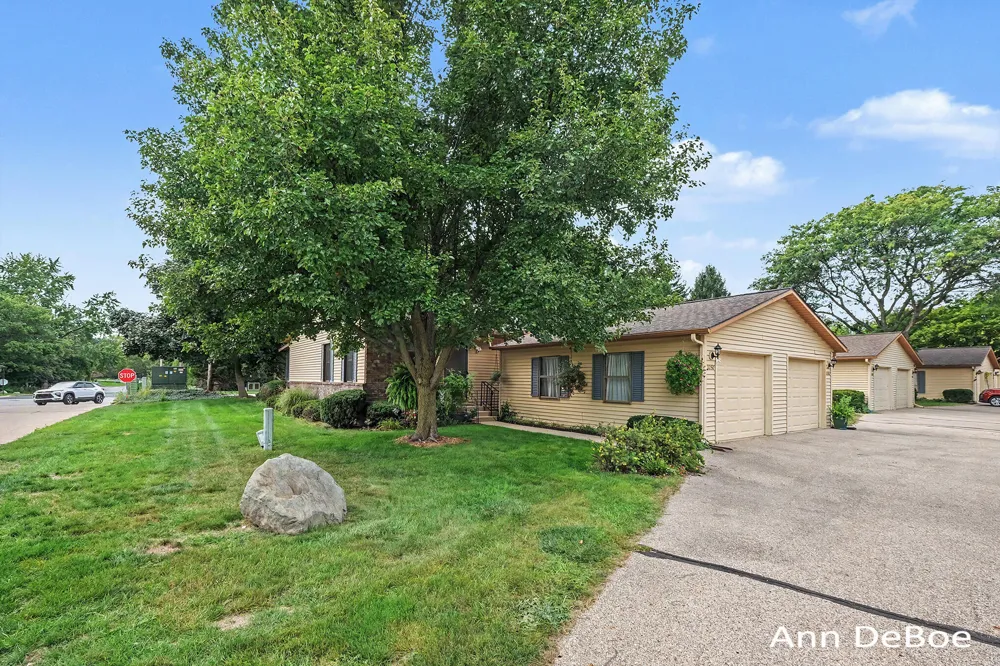 3250 Oxford Drive SE Kentwood City, MI 49512