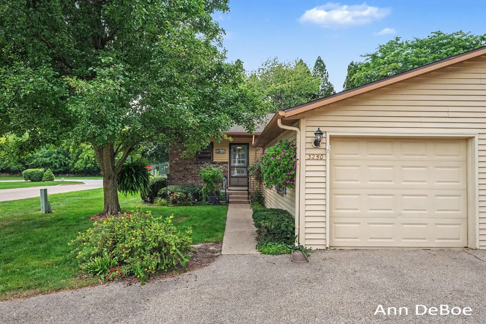 3250 Oxford Drive SE Kentwood City, MI 49512