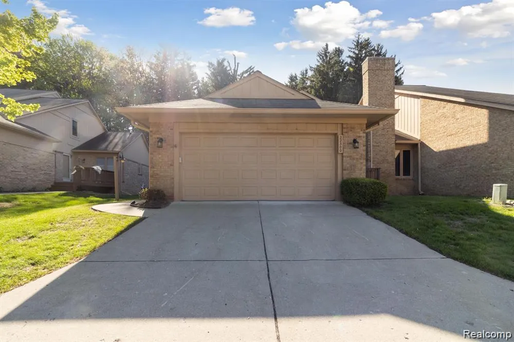22300 River Ridge Trail Farmington Hills City, MI 48335
