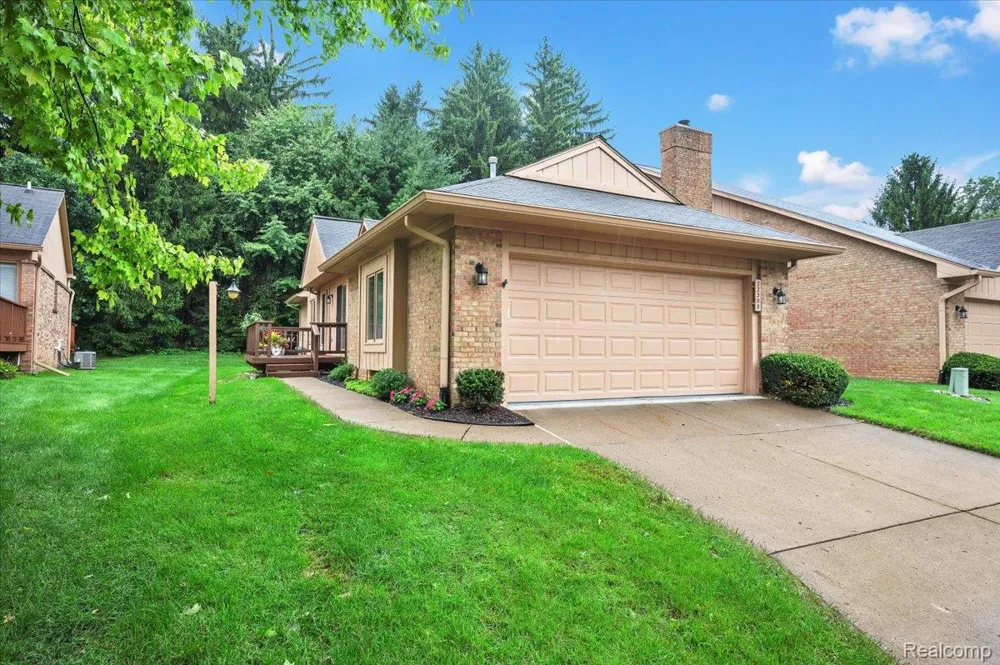 22300 River Ridge Trail Farmington Hills City, MI 48335