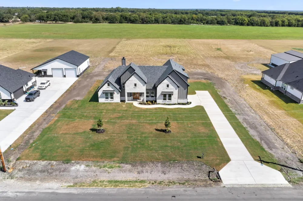 204 CR 4615 Wolfe City, TX 75496