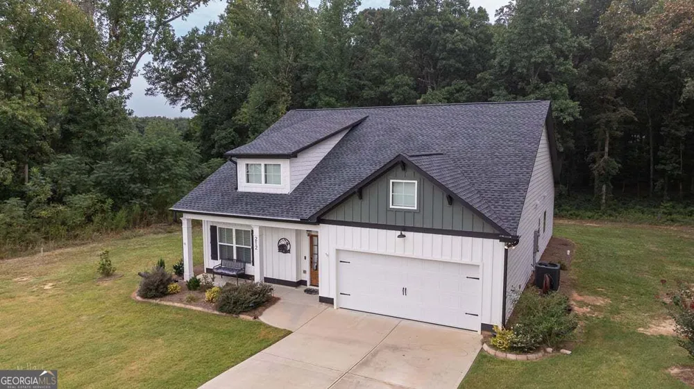 212 Live Oak LN Comer, GA 30629
