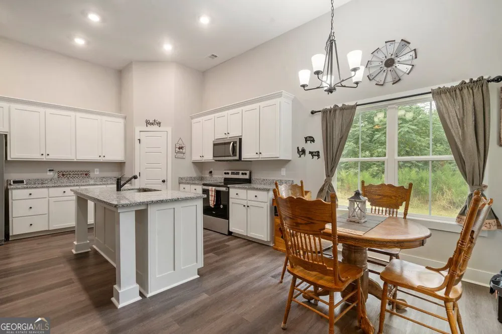 212 Live Oak LN Comer, GA 30629