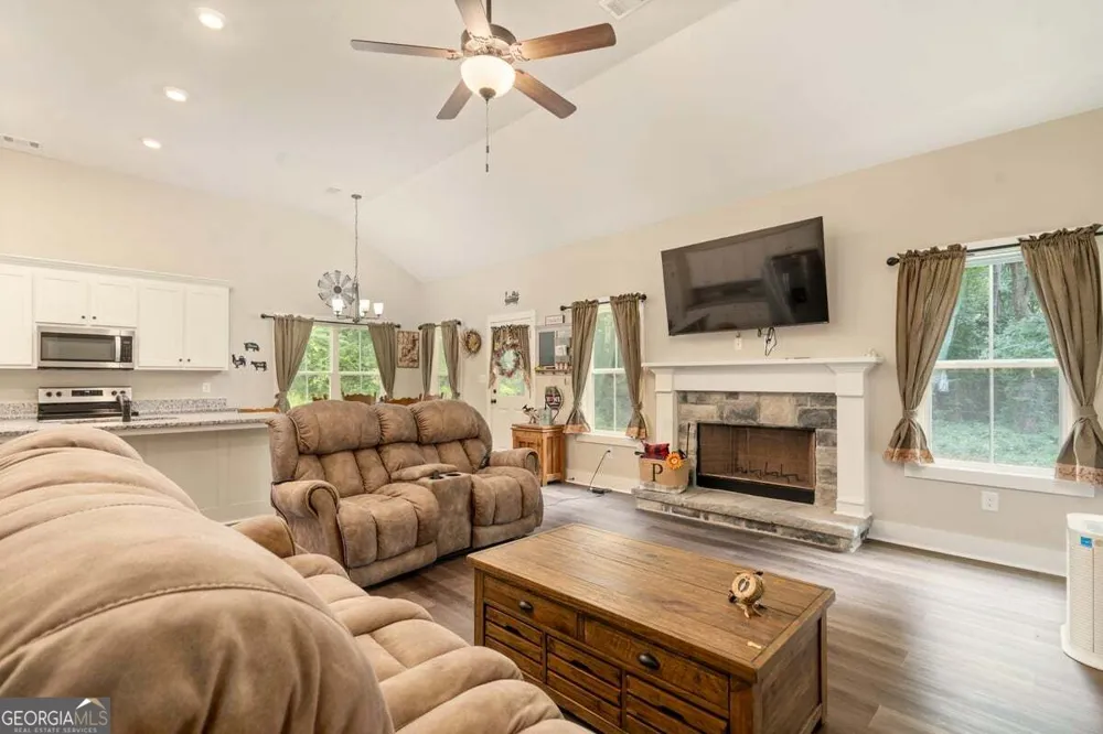 212 Live Oak LN Comer, GA 30629