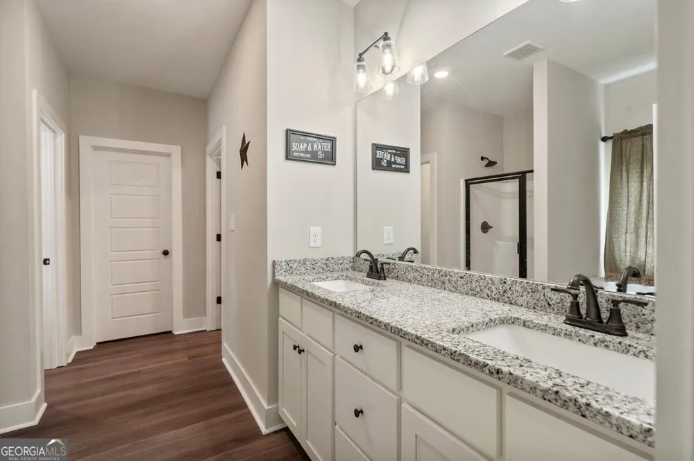 212 Live Oak LN Comer, GA 30629