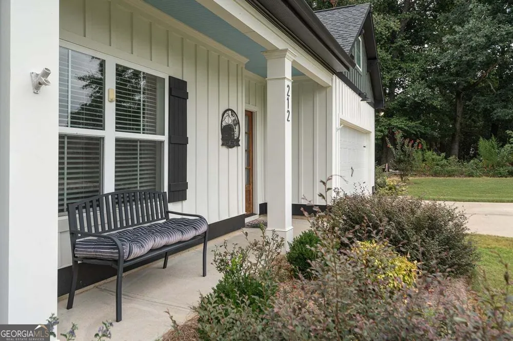 212 Live Oak LN Comer, GA 30629