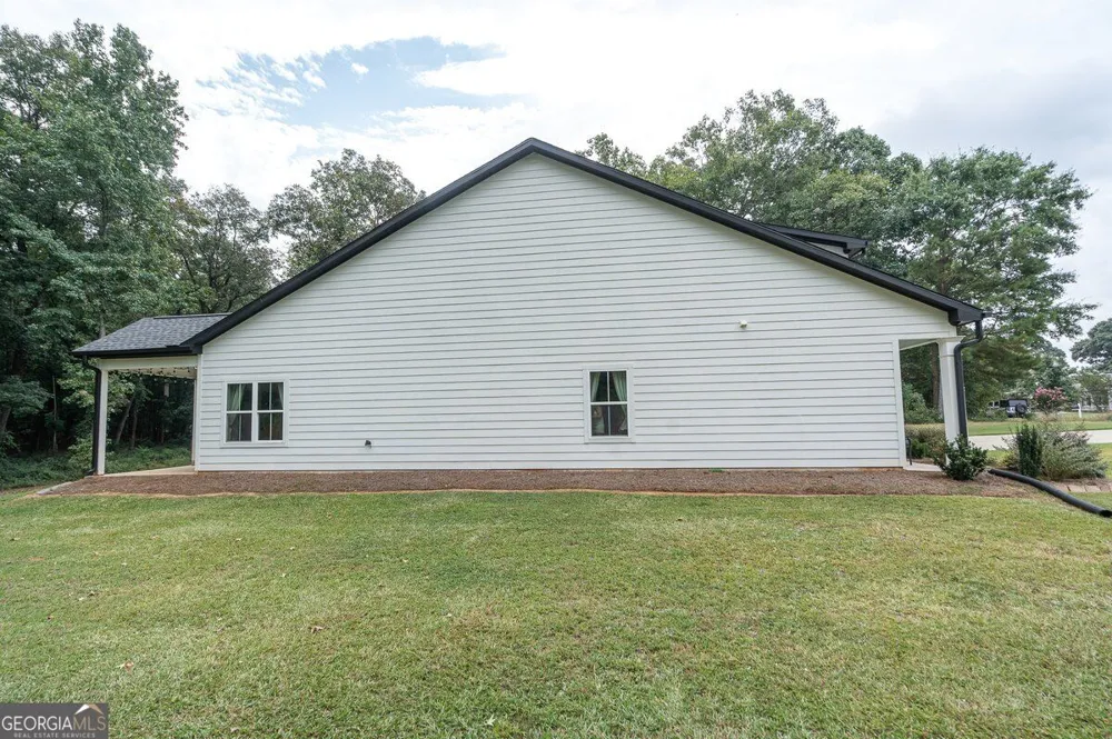 212 Live Oak LN Comer, GA 30629