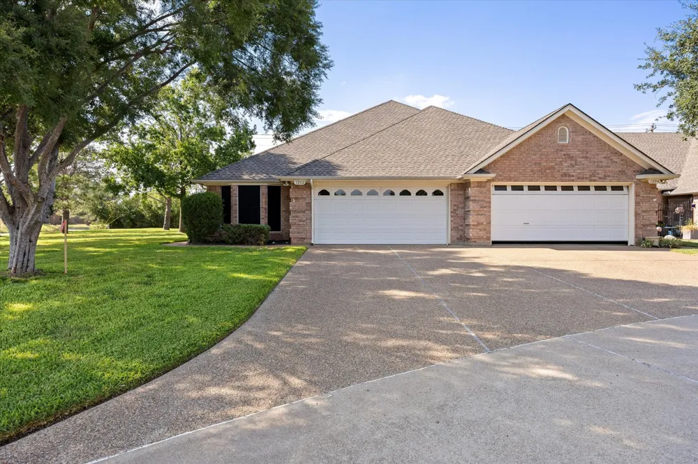 1202 Henard Lane Granbury, TX 76048