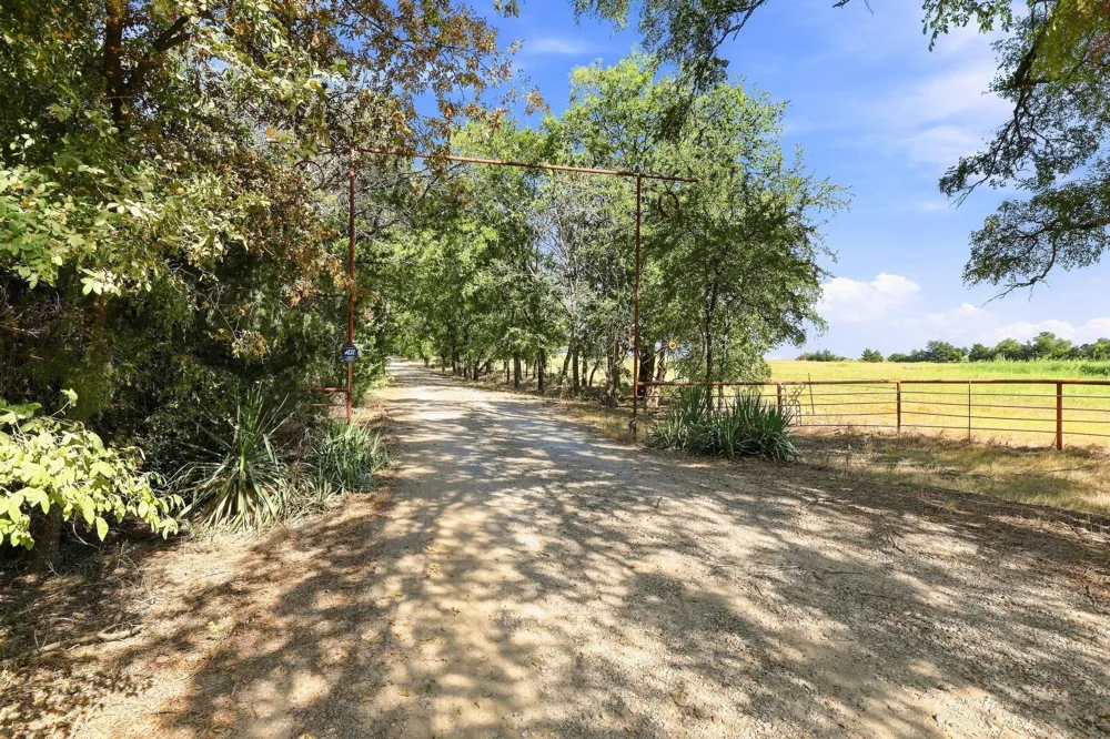 878 County Road 2900 Dodd City, TX 75438