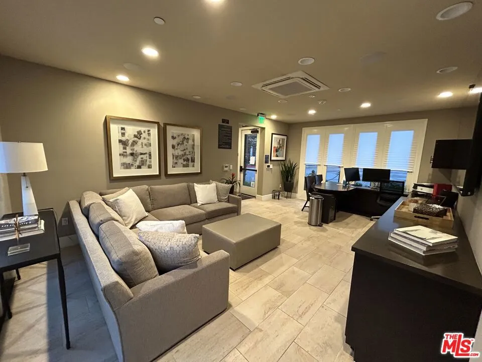 23500 Park Sorrento #C33 Calabasas, CA 91302