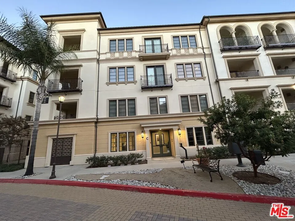 23500 Park Sorrento #C33 Calabasas, CA 91302