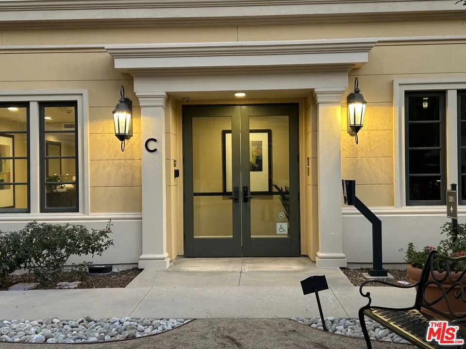 23500 Park Sorrento #C33 Calabasas, CA 91302