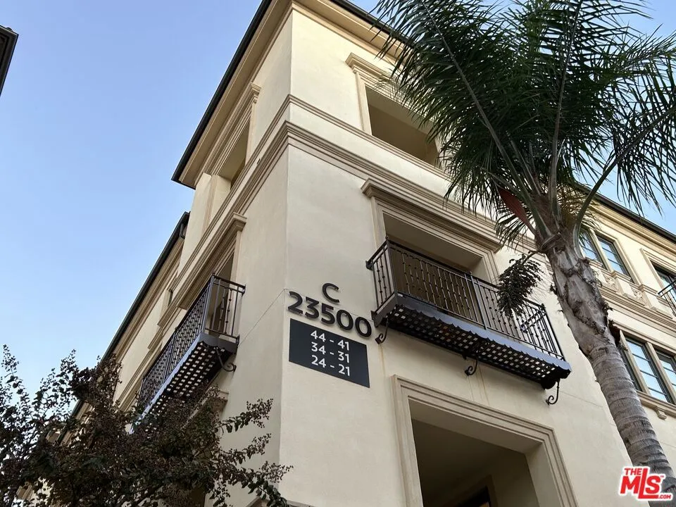 23500 Park Sorrento #C33 Calabasas, CA 91302