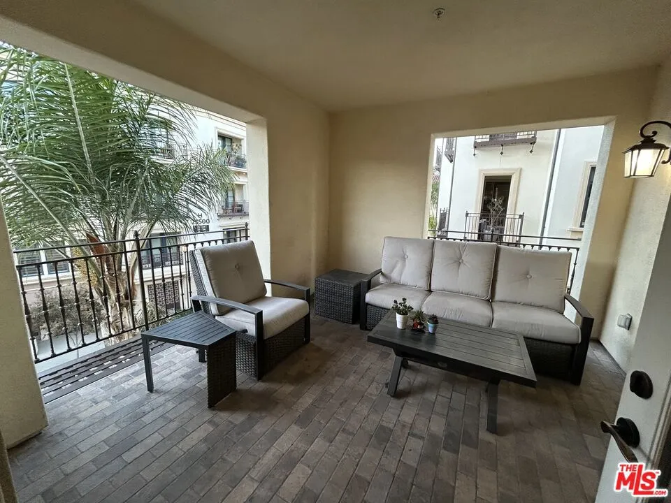 23500 Park Sorrento #C33 Calabasas, CA 91302