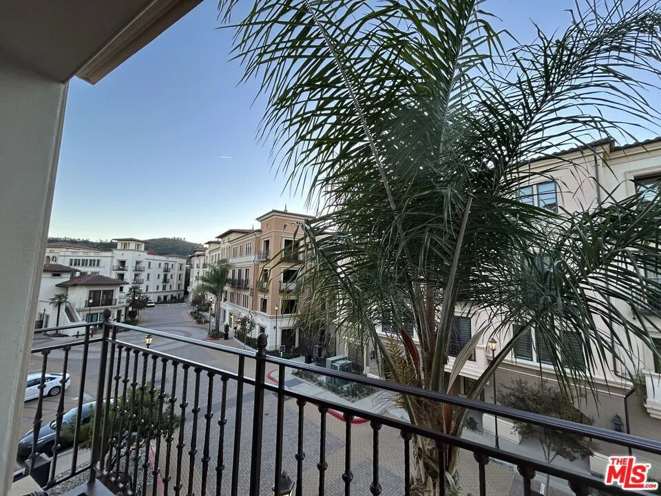 23500 Park Sorrento #C33 Calabasas, CA 91302