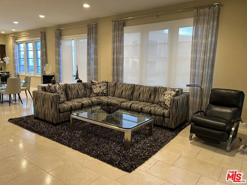 23500 Park Sorrento #C33 Calabasas, CA 91302