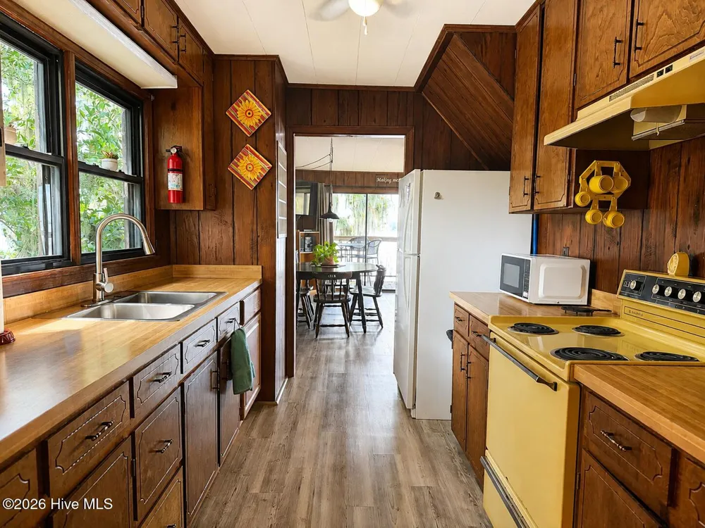 4325 Riverneck Road Columbia, NC 27925