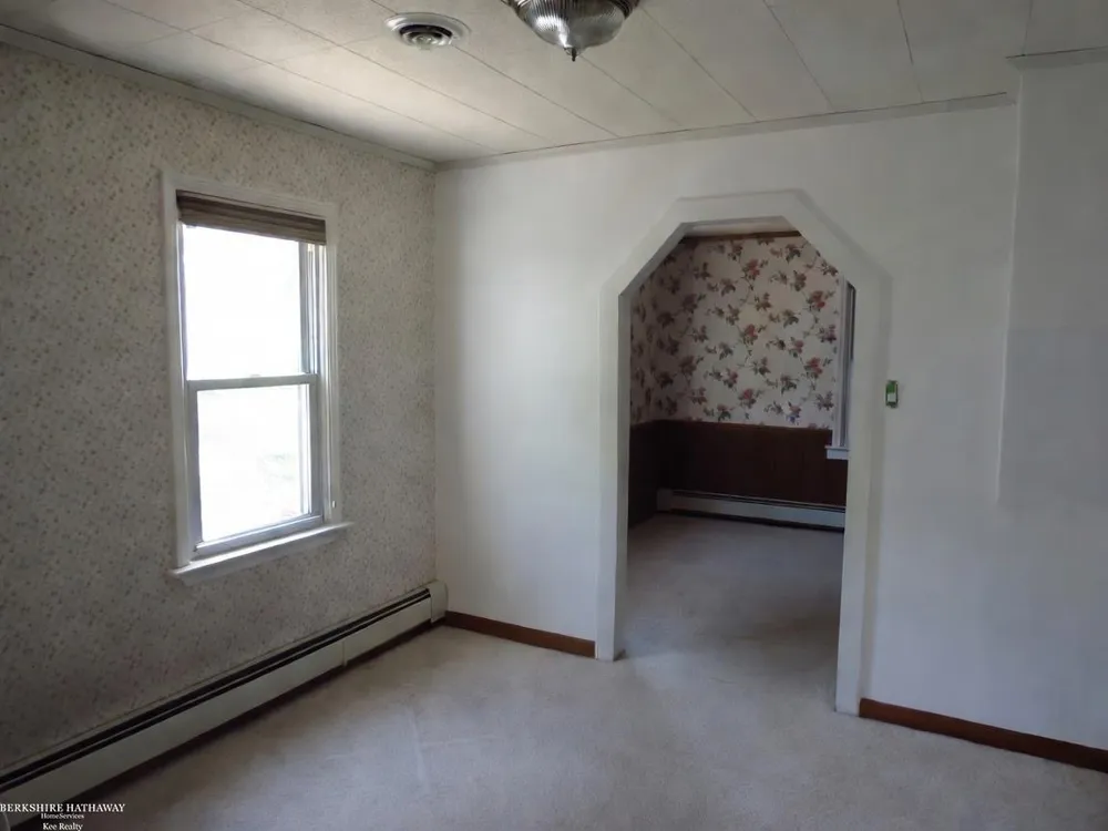 831 E Guthrie Avenue Madison Heights City, MI 48071