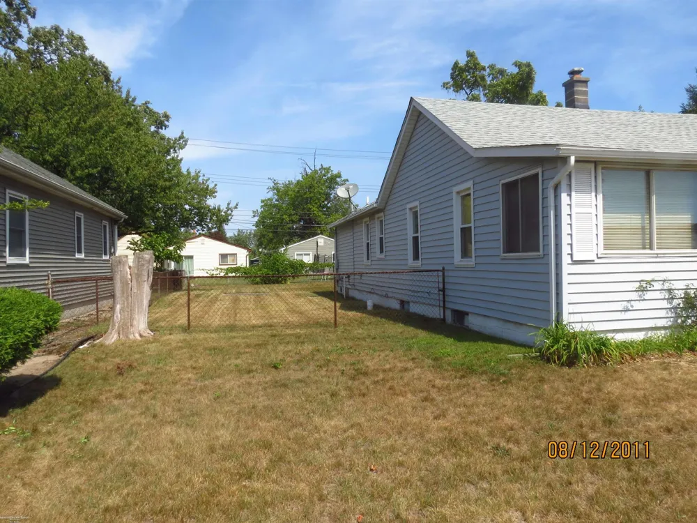 831 E Guthrie Avenue Madison Heights City, MI 48071