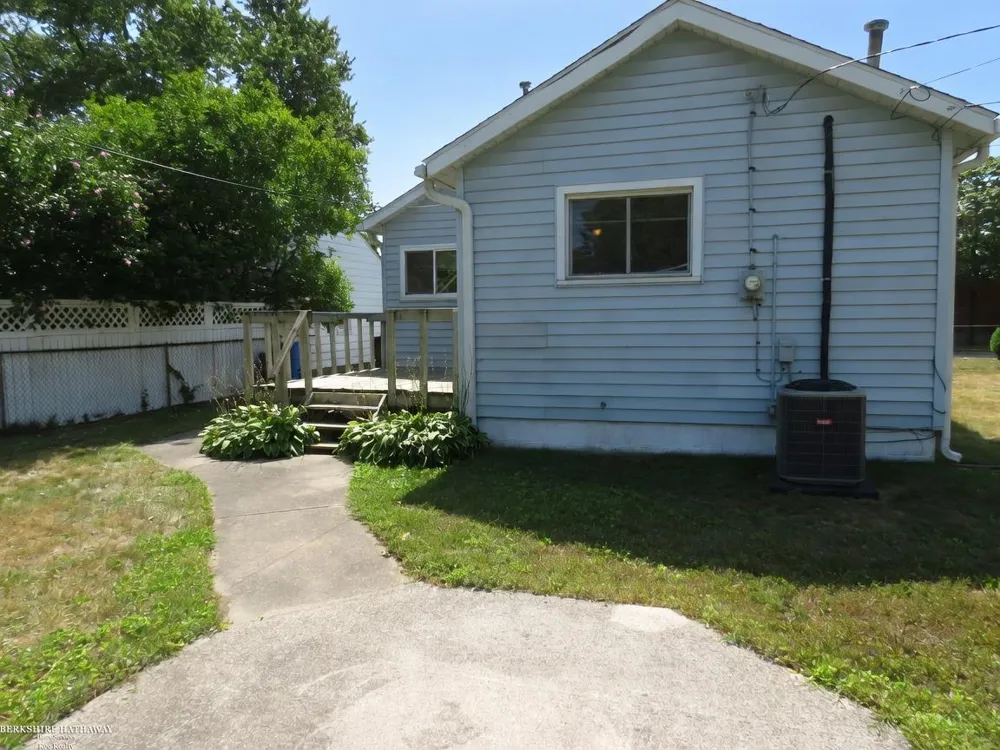 831 E Guthrie Avenue Madison Heights City, MI 48071