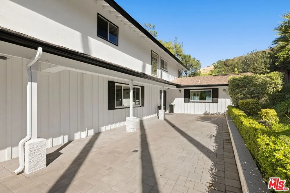 3430 Loadstone Drive Los Angeles, CA 91403