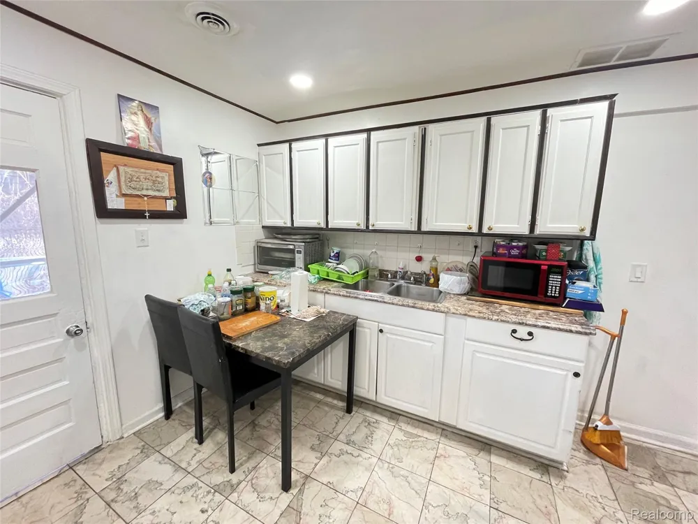 26521 BARRINGTON Madison Heights City, MI 48071