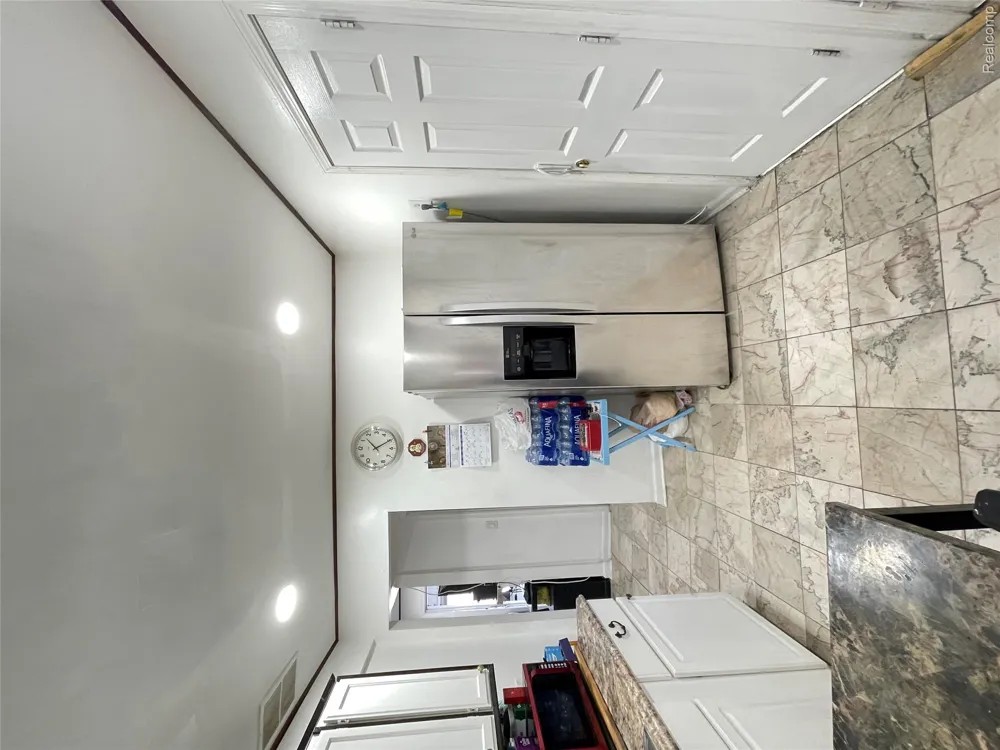 26521 BARRINGTON Madison Heights City, MI 48071