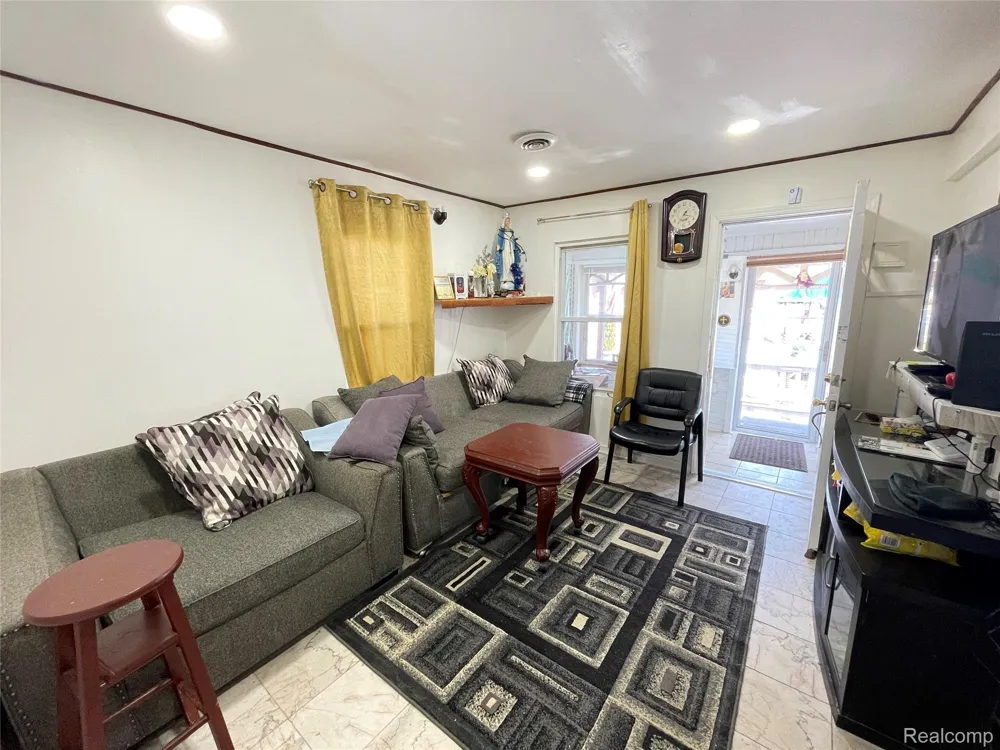 26521 BARRINGTON Madison Heights City, MI 48071