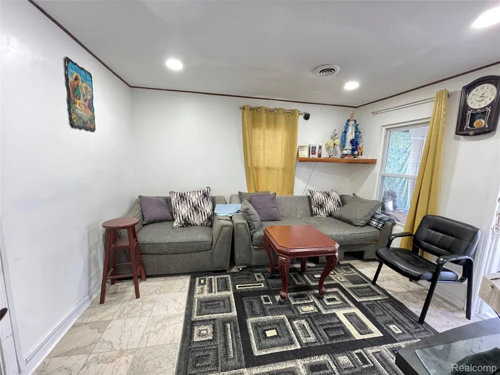 26521 BARRINGTON Madison Heights City, MI 48071