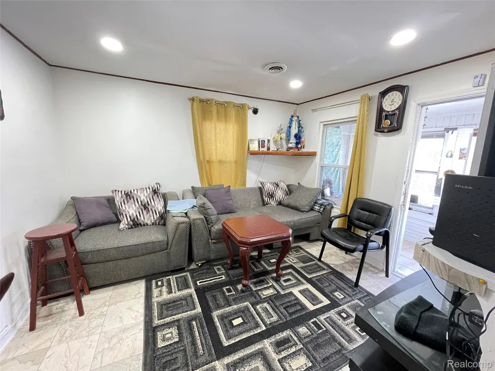 26521 BARRINGTON Madison Heights City, MI 48071