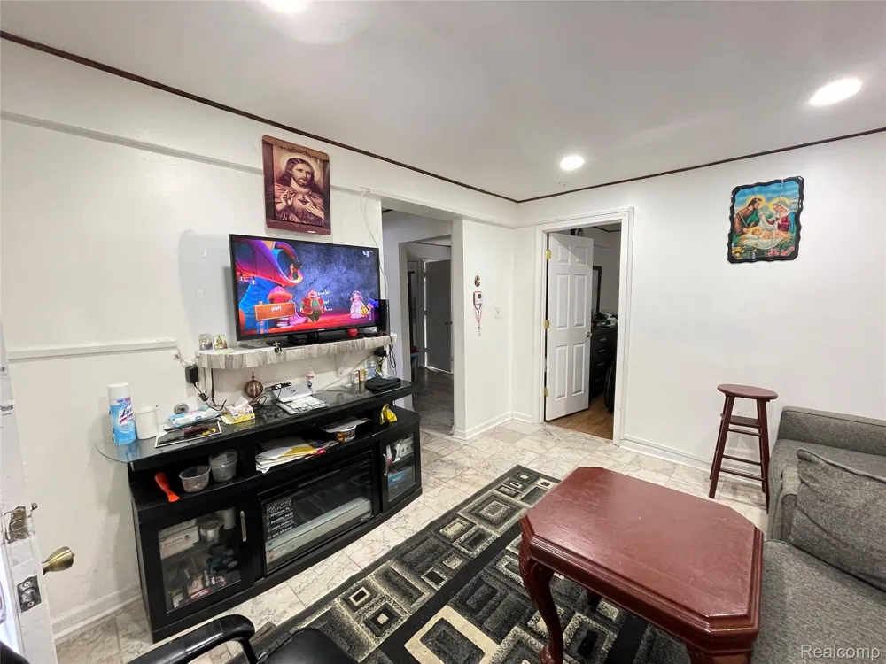 26521 BARRINGTON Madison Heights City, MI 48071