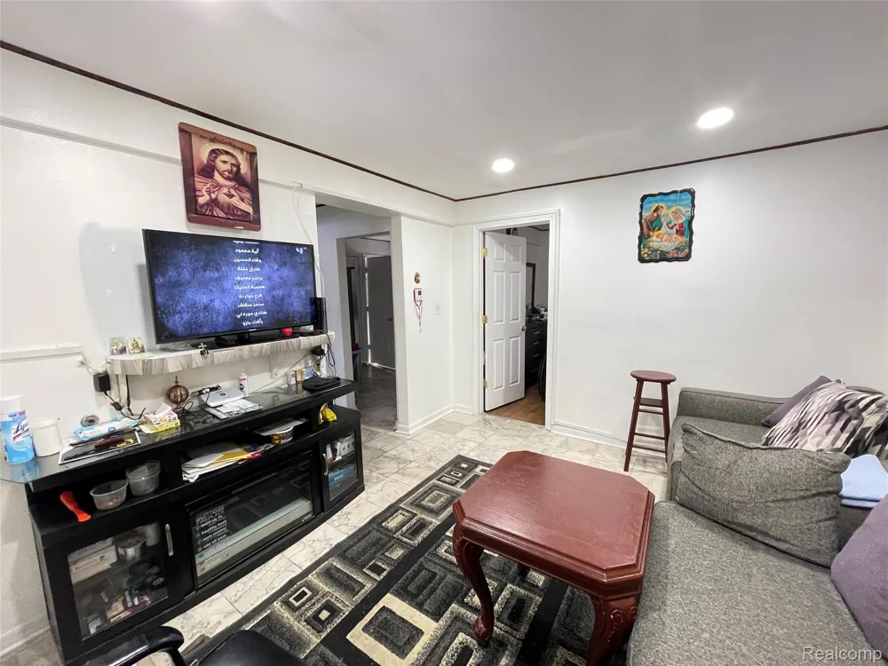 26521 BARRINGTON Madison Heights City, MI 48071