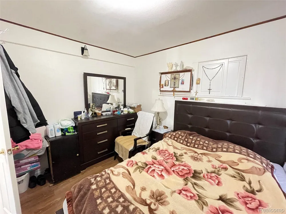 26521 BARRINGTON Madison Heights City, MI 48071