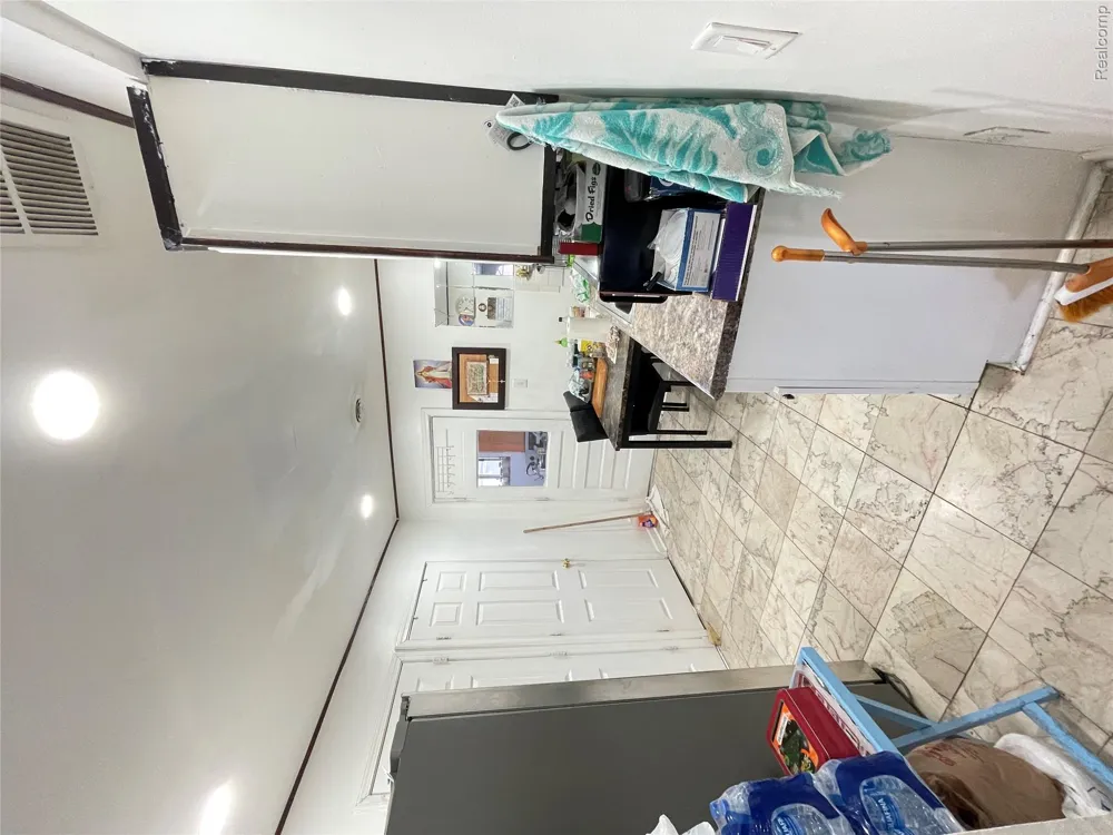 26521 BARRINGTON Madison Heights City, MI 48071