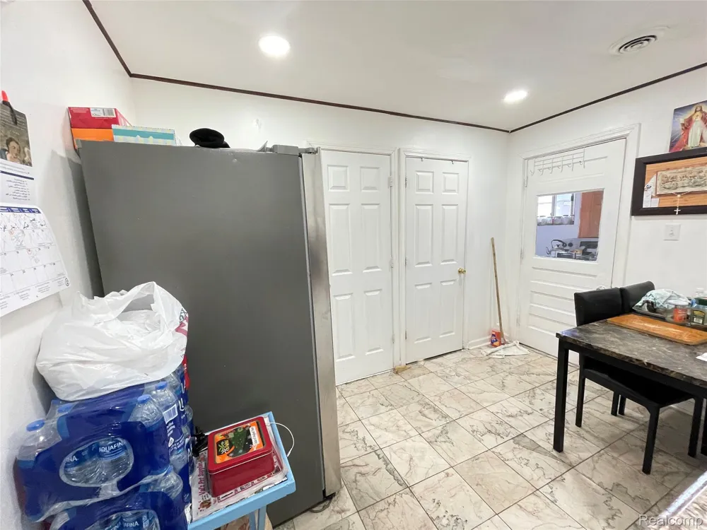 26521 BARRINGTON Madison Heights City, MI 48071