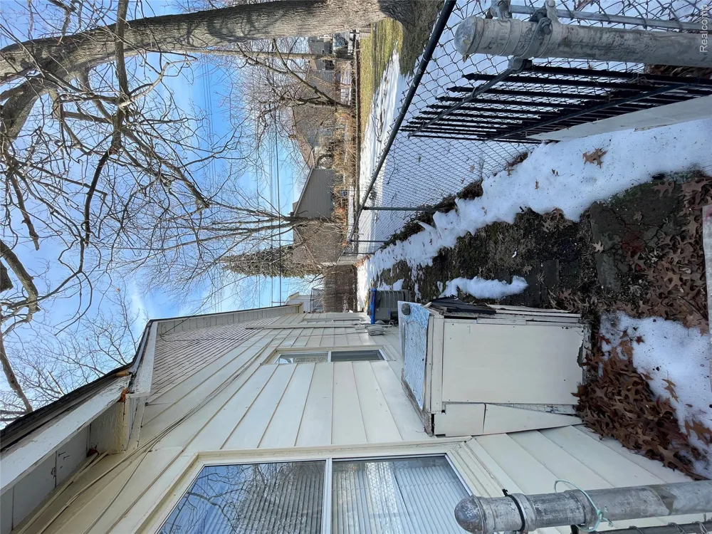 26521 BARRINGTON Madison Heights City, MI 48071