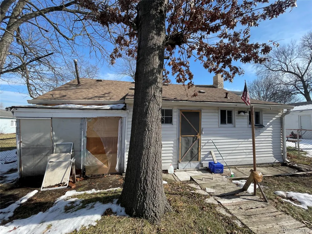 26521 BARRINGTON Madison Heights City, MI 48071