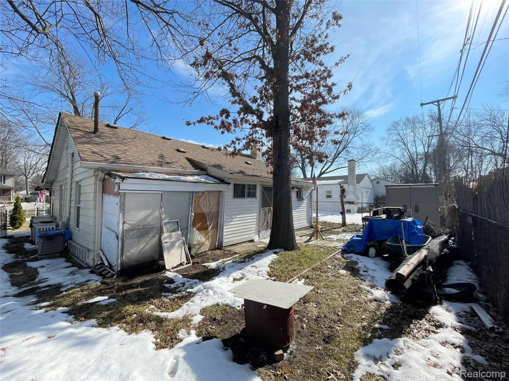 26521 BARRINGTON Madison Heights City, MI 48071